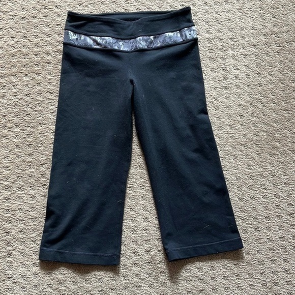 Lululemon Women’s black reversible Capri cropped leggings Preloved - Picture 1 of 2